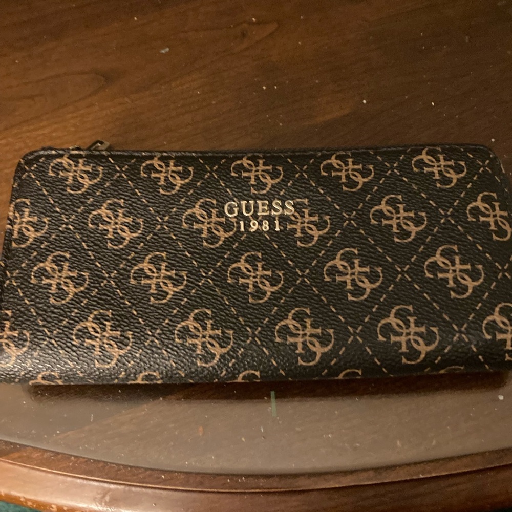 Guess zip around wallet